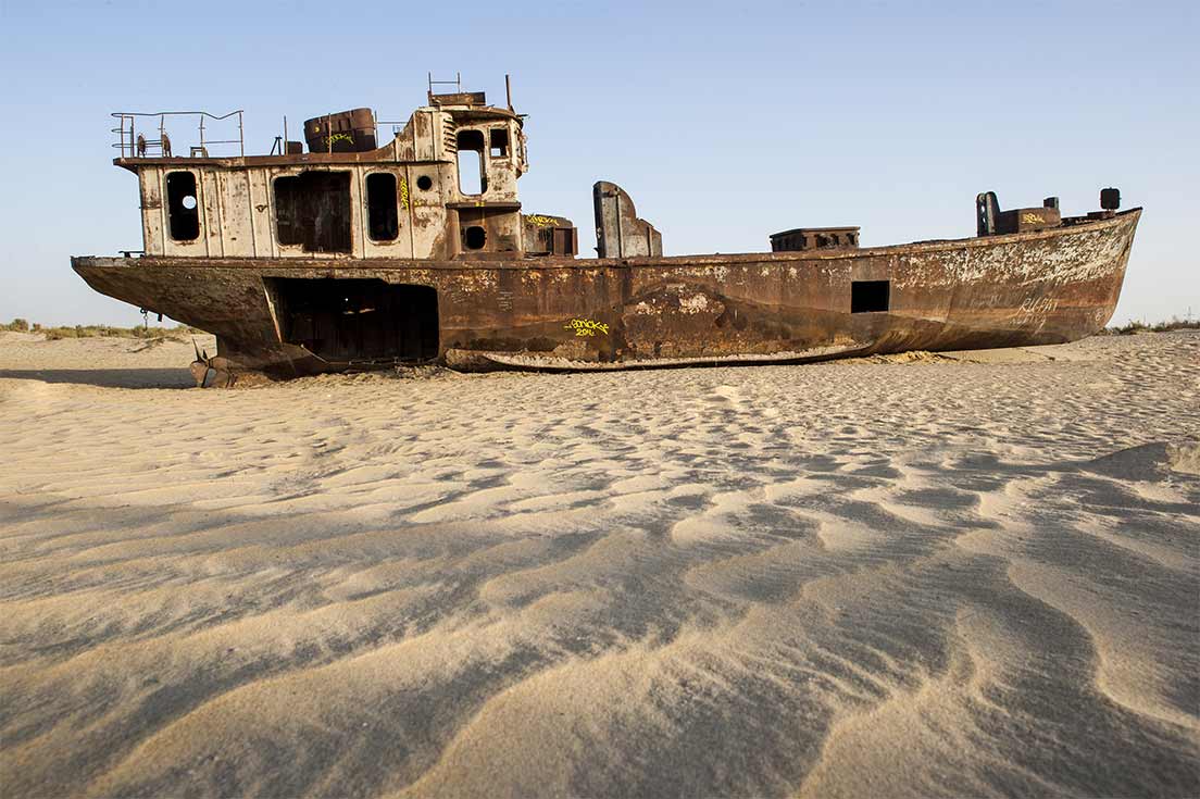 Un bateau rouillé abandonné vors le post de Moynaq