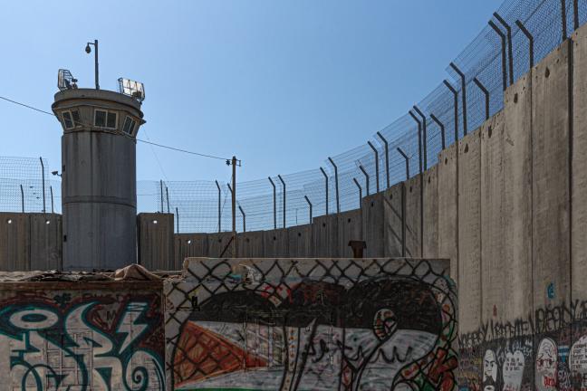 Photographie de Gilles Martin : Un mur érigé entre deux peuples. Il a été construit par Israël il y a une vingtaine d'années.