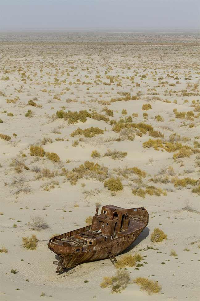 Épave d’un bateau de pêche abandonnée près de l’ancien port de Moynaq.